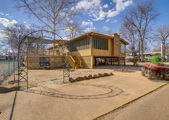 Deck & Fire Pit! Cabin Half-Mi To Tunica Lake