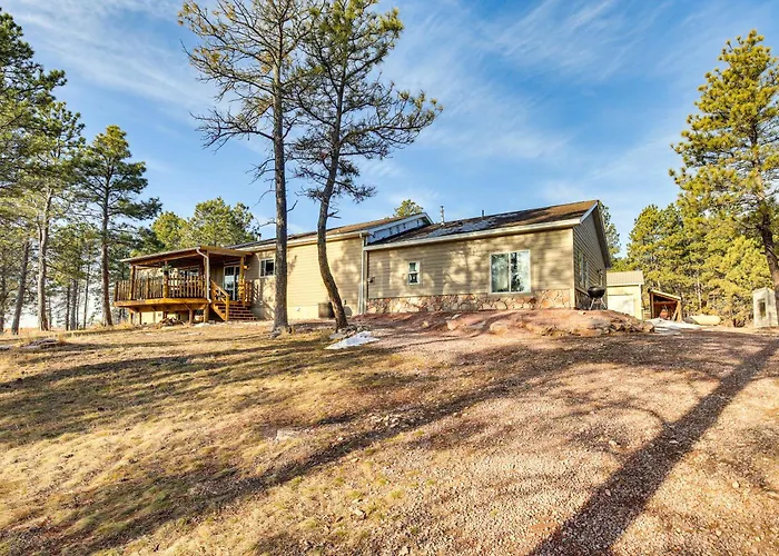 5 Mi To Town: Mtn-View Gem W/ Deck In Hot Springs