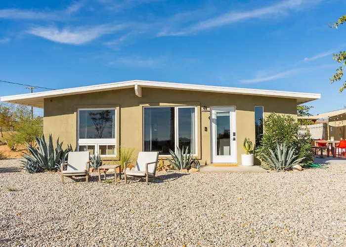 Mojave Lofi - Bright And Airy Home 25 Min From Joshua Tree National Park - Hot Tub, Cal-King Beds, Game Room