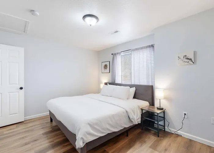 Spacious Two Bedroom Apartment Near Dia