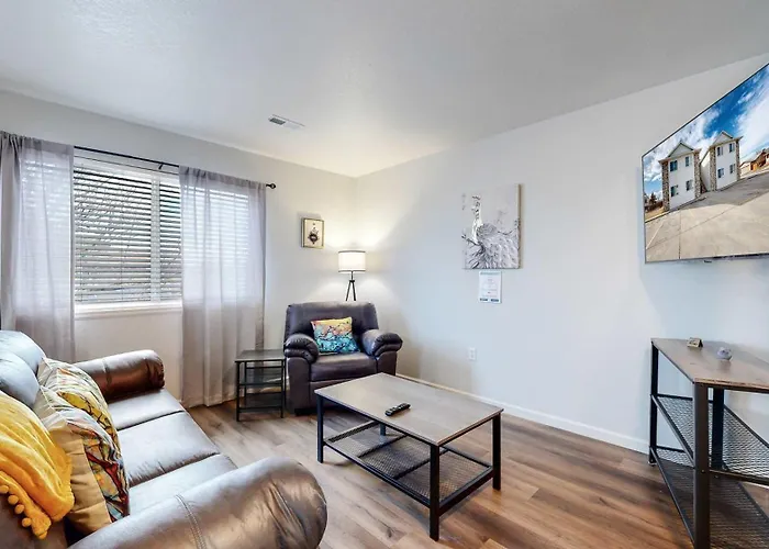 Spacious Two Bedroom Apartment Near Dia
