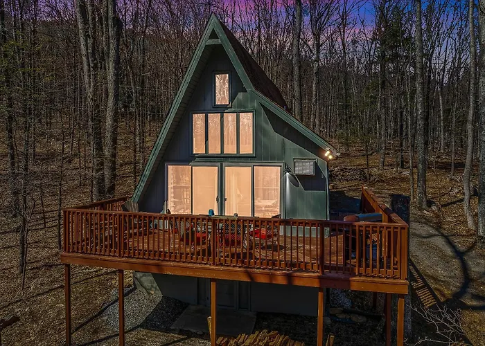 Cricket Chalet -- Pet Friendly, Grill, Wifi, Deck , Family Friendly , Game Room, Arcade Game, Dry Bar, Hiking, Pool Access, Wood Stove
