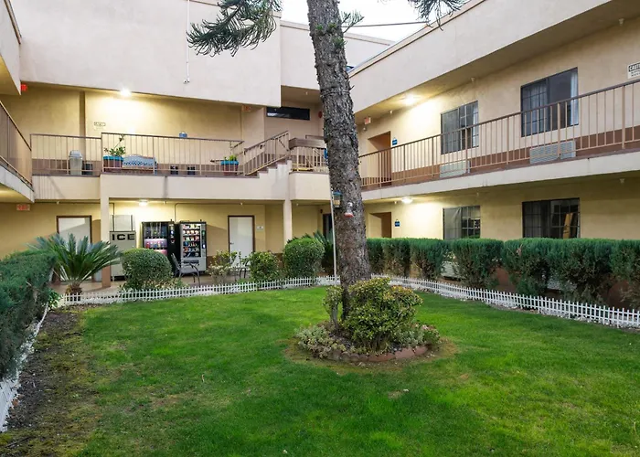Days Inn & Suites By Wyndham Artesia