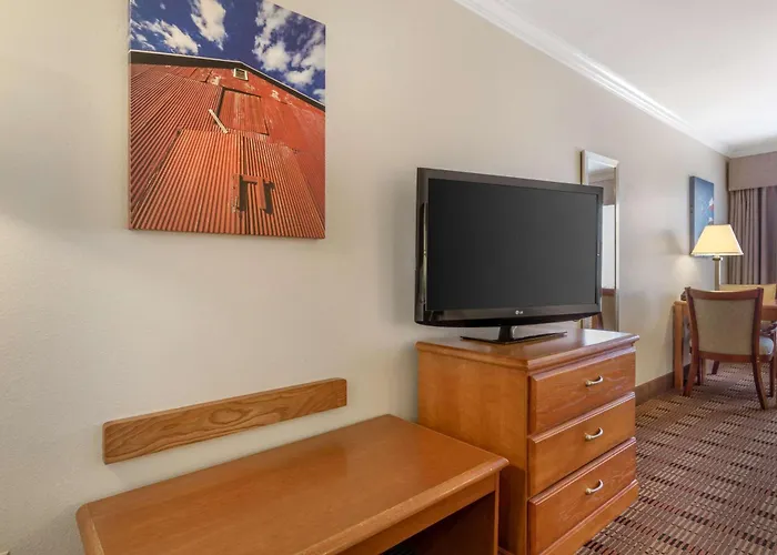 Best Western Club House Inn & Suites