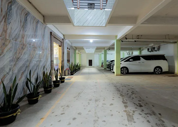 Urbanview Syariah Hotel Tiga Er Near Karawang Central Plaza