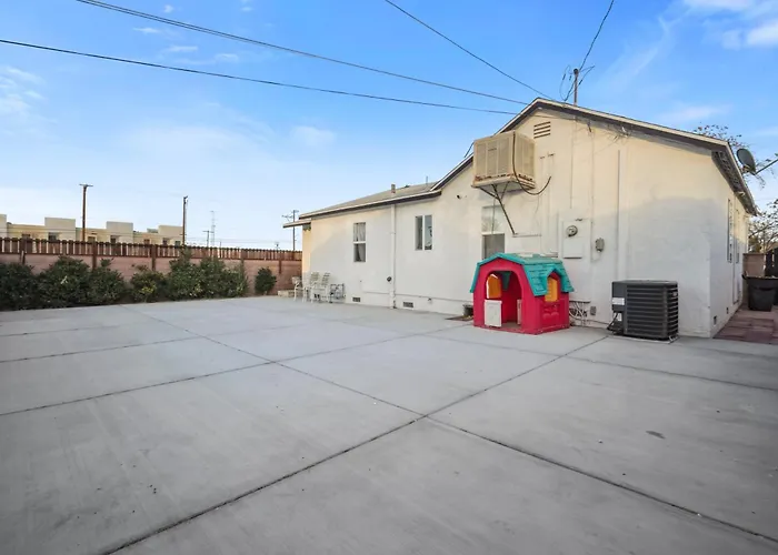 Cozy Single Story 2 Bdrm Family Home Near The Blvd