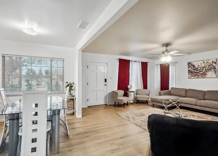 Cozy Single Story 2 Bdrm Family Home Near The Blvd