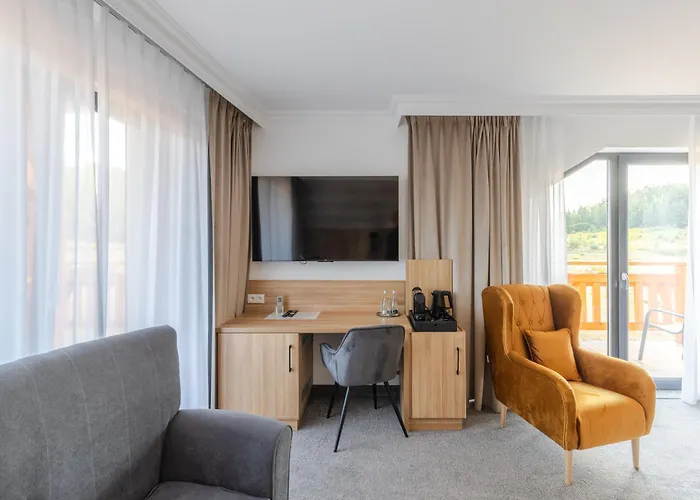 Hotel Mazurkowa & Wesela & Imprezy & Konferencje Jelenia Gora, Obok Restauracja Mazurkowa Chata