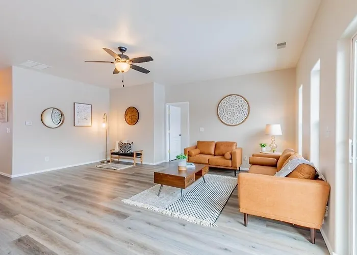 Lovely, Spacious 3 Bedroom Townhome