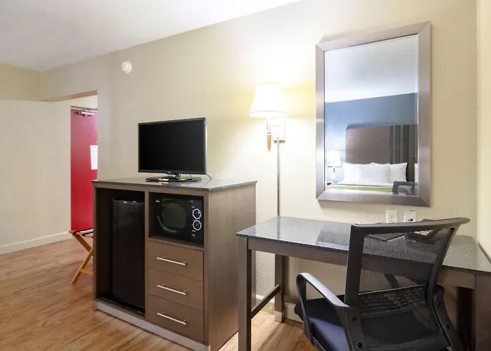 Econo Lodge Inn & Suites I-35 At Shawnee Mission