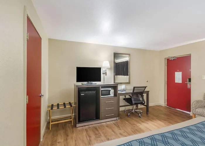 Econo Lodge Inn & Suites I-35 At Shawnee Mission