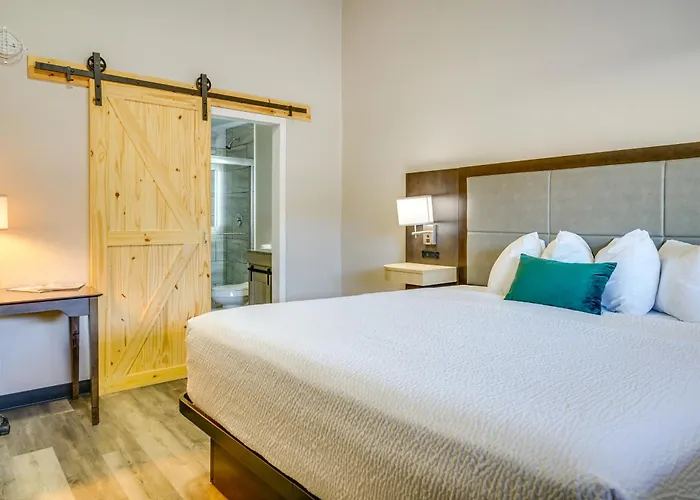 Walk To Beach & Dining: Port Huron Studio