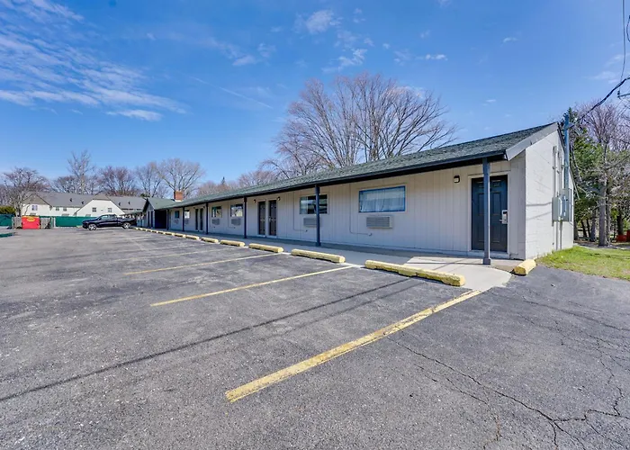 1 Mi To Lake Huron Waterfront: Remodeled Studio