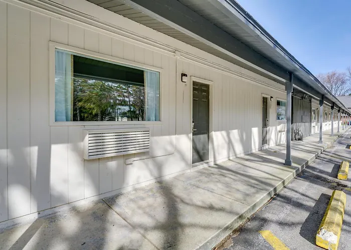 1 Mi To Lake Huron Waterfront: Remodeled Studio