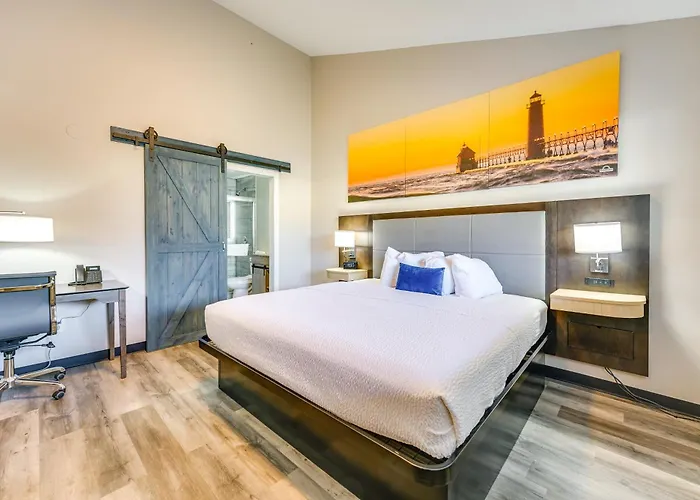 1 Mi To Lighthouse Beach: Sleek Studio Apt