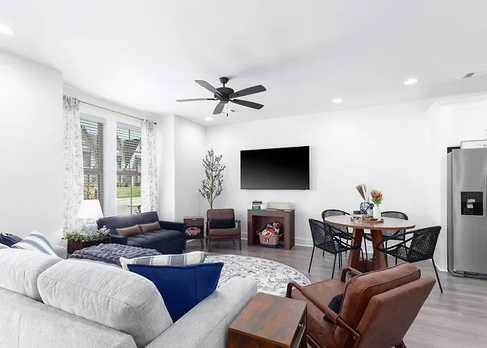 Modern Comfort Near Au L Perfect For Families & Fans