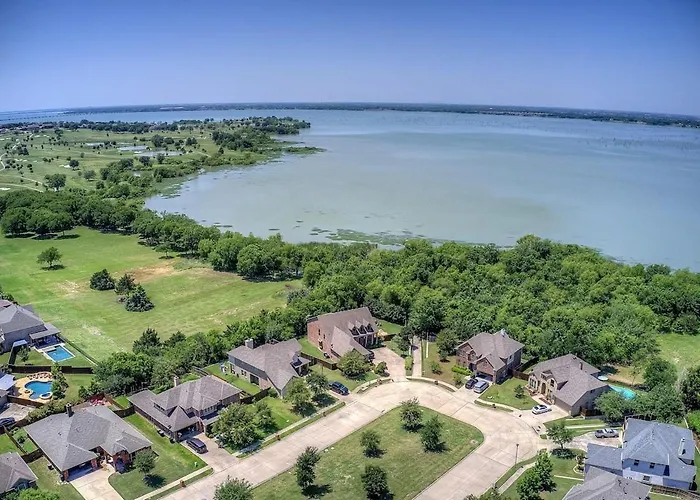 Lovely Lakeside Living