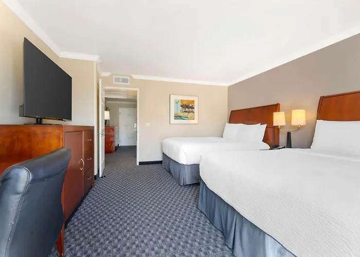 Best Western Plus Marina Shores Hotel