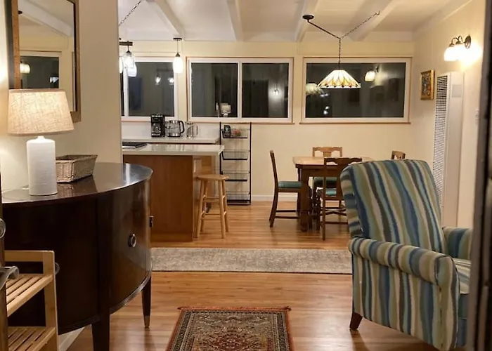 Cozy Hideaway And Hot Tub. Pet Friendly.