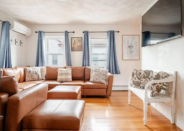 New! Family-Friendly Getaway -1 Mi To Dtwn Salem W Roof Deck & Tiki Bar