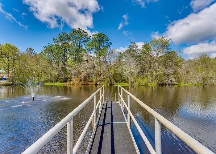Fire Pit & On-Site Fishing! Pensacola Family Home