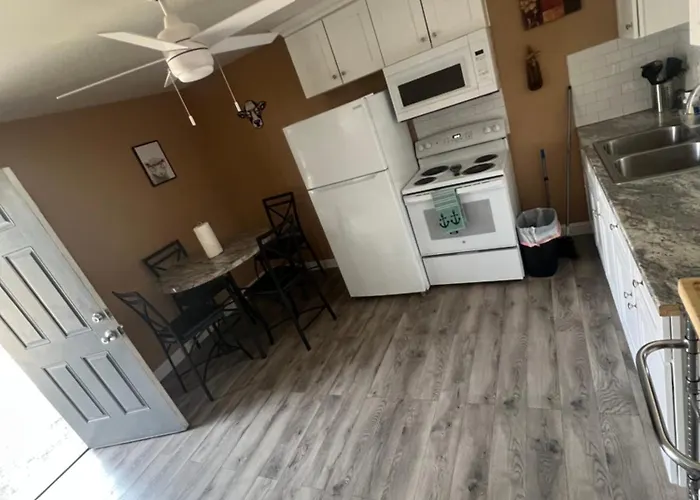 #2 Bedroom Cozy Suite, 1 Min Walk To The Beach #