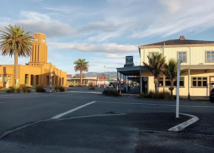 Cosmopolitan Hotel, Pub, Restaurant And Gaming Room, Opposite The Bus Stop