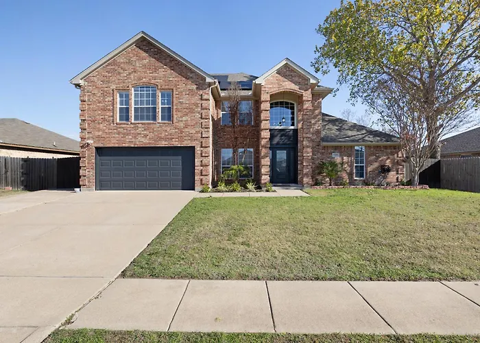 Spacious 5-Bedroom Villa In Welcoming Burleson With Wifi, Ac