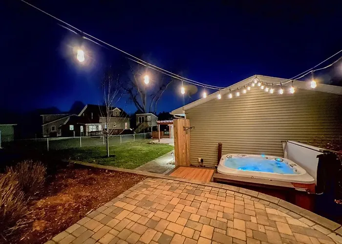 3Bed 2Bath Outdoor Oasis, Fenced Yard, Hot Tub!
