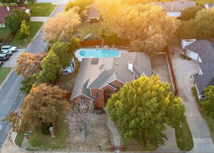 Luxurious 5 Bedroom Retreat With Pool