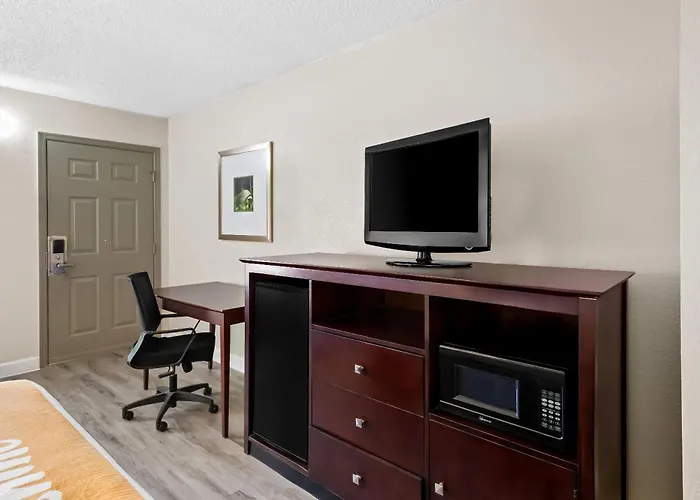 Days Inn By Wyndham Petersburg/South Fort Lee
