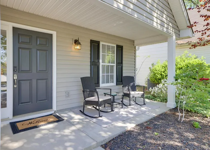 Mini Putting Green & Fire Pit: Simpsonville Gem