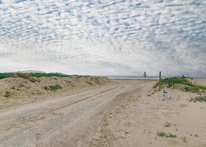 1 Block To Shore: Crystal Beach Gem, Deck & Views