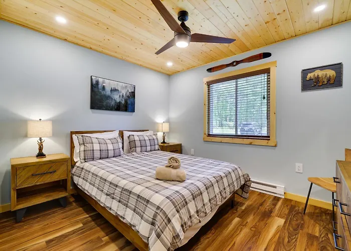 Secluded Cabin, Jacuzzi, Pool Table, King Bed & Fire Pit