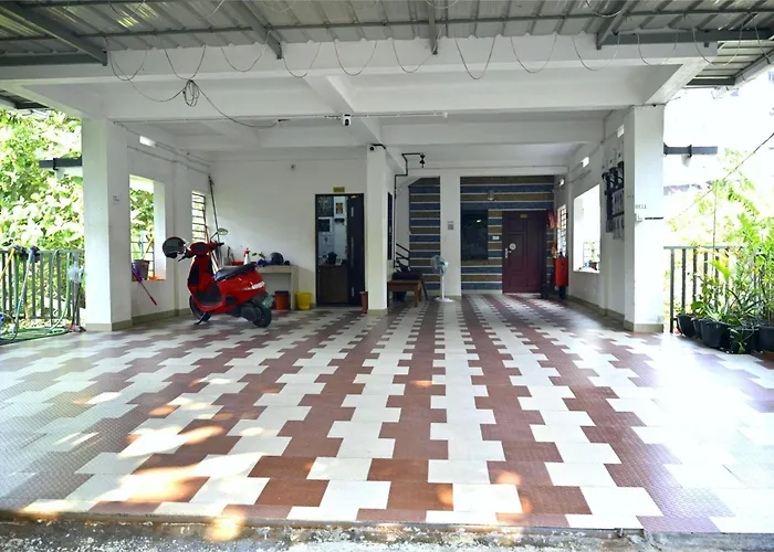 Nirupama,Hotel Aluva 700 Mtr From Aluva Railway Station