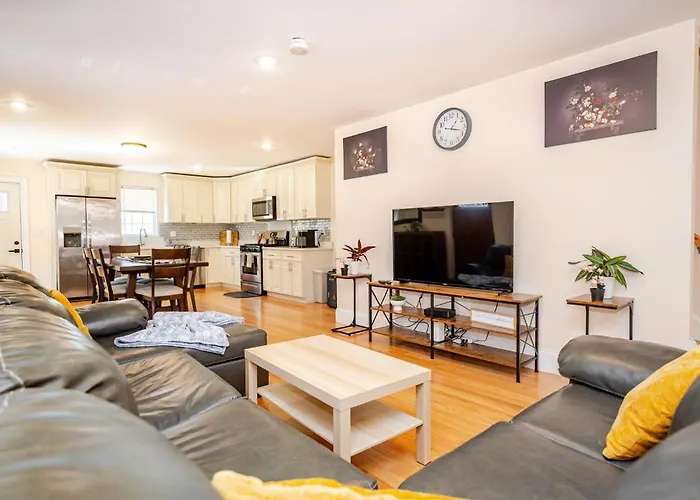Pet Friendly 3Br Quincy Townhouse W Laundry, Free Parking, Near Mbta Red Line 37