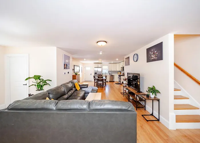 Pet Friendly 3Br Quincy Townhouse W Laundry, Free Parking, Near Mbta Red Line 37