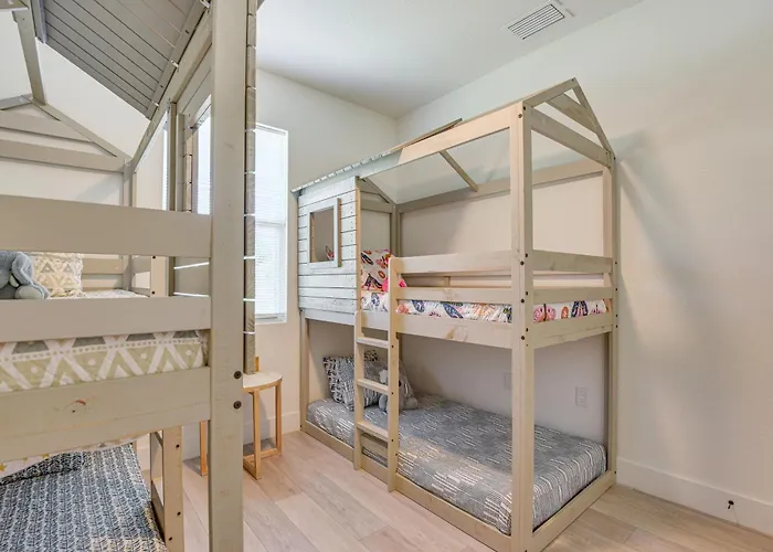 Family-Friendly Home: 8 Mi To Warm Mineral Springs