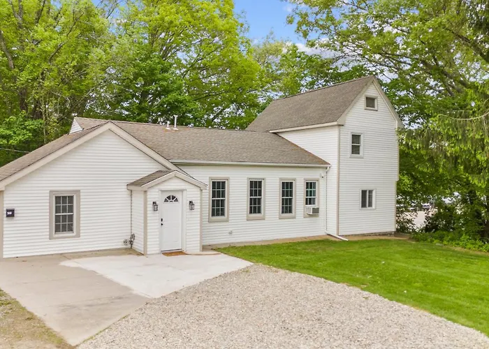 Walk To Mohegan! Modern 3Br Home Getaway