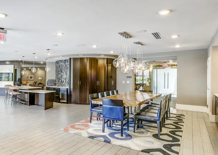 Luxury Downtown Crown Apartment