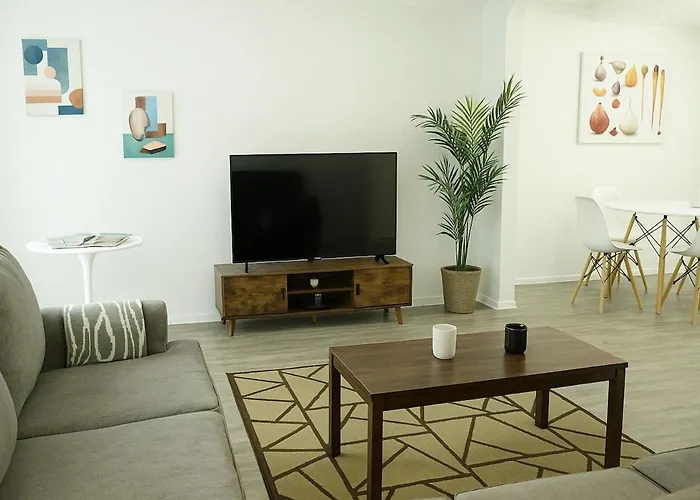 Spacious 2Br Townhouse - 3 Queens - Sleeps 8