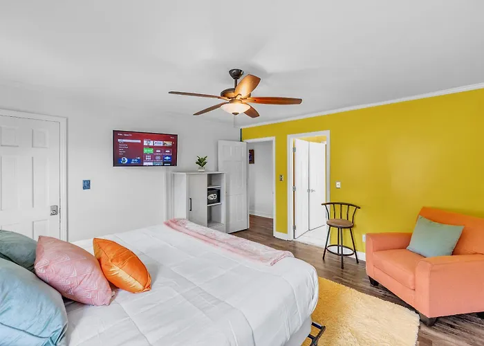 Arcade, Ping Pong, Hot Tub, Gas Grill, & King Bed