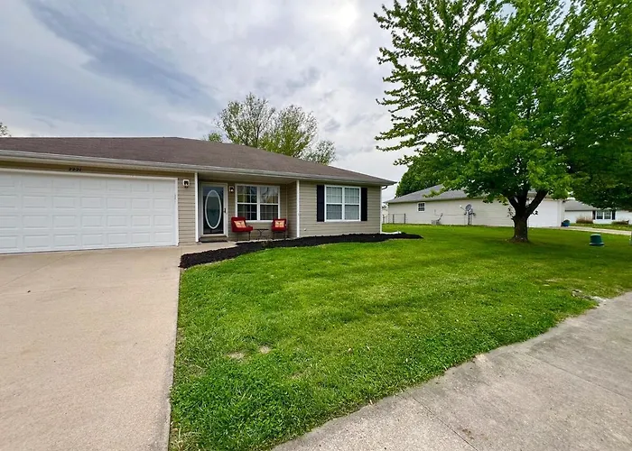 Relax Enjoy Mid-Missouri With Fenced In Back Yard