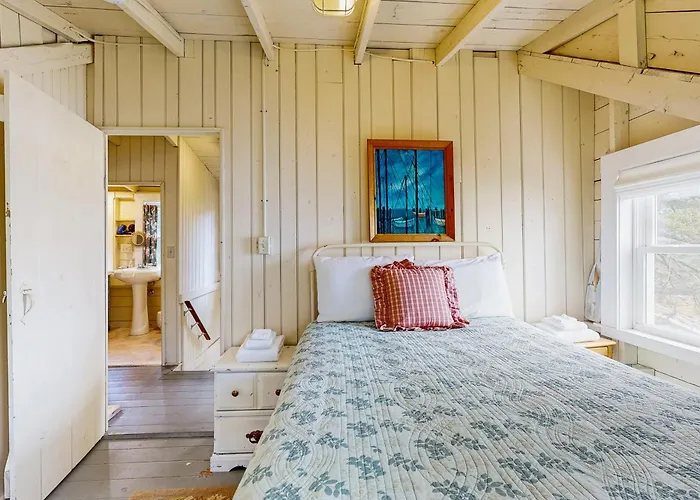 Bayfront Cottage With Fantastic Views & Minutes To Downtown - Dog-Friendly