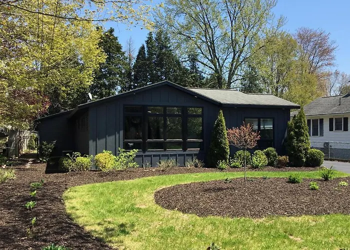 Pet Friendly Walk To Saugatuck Hot Tub