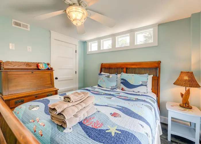 Steps To Beach: Bright Emerald Isle Retreat