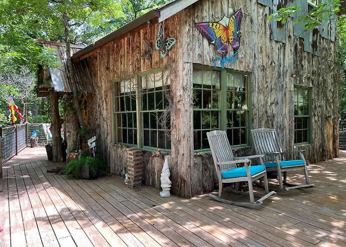 Hobbit Treehouse With Waterfall On The Brazos River! 350 Acres! Tubing! Petting Zoo!