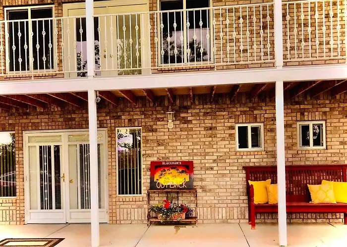 Enjoy The Outback+ Indoor Hot Tub+Games+Puzzles+Tennis Court