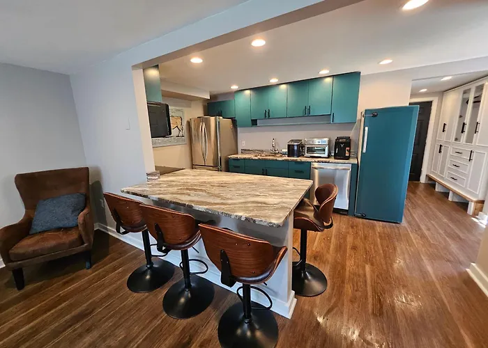 Middletown Modern Townhouse W/Private Fenced Yard - Ribryan Properties