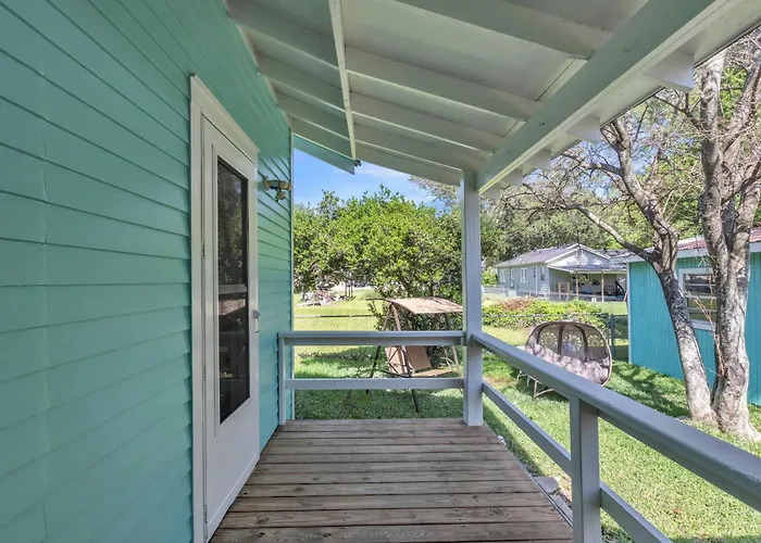 Retro Revival With Modern Comfort - A Mid-Century Gem In Gonzales La